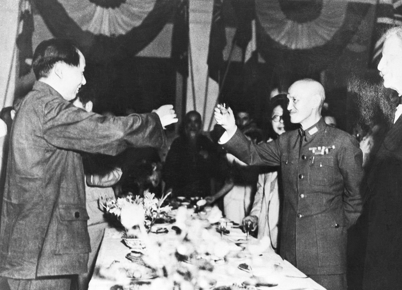 蔣介石與毛澤東進行和談，但隨後和談破裂。