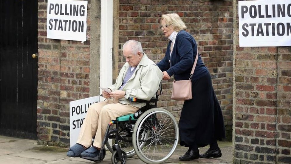 Инвалид-коляска посещает избирательный участок