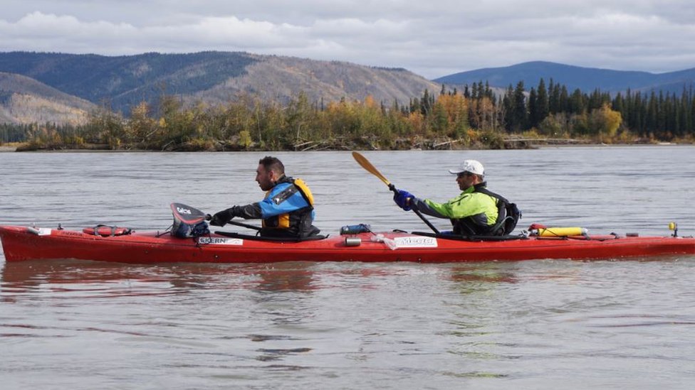 Бен Паркинсон плывет на каноэ по реке Юкон в Канаде