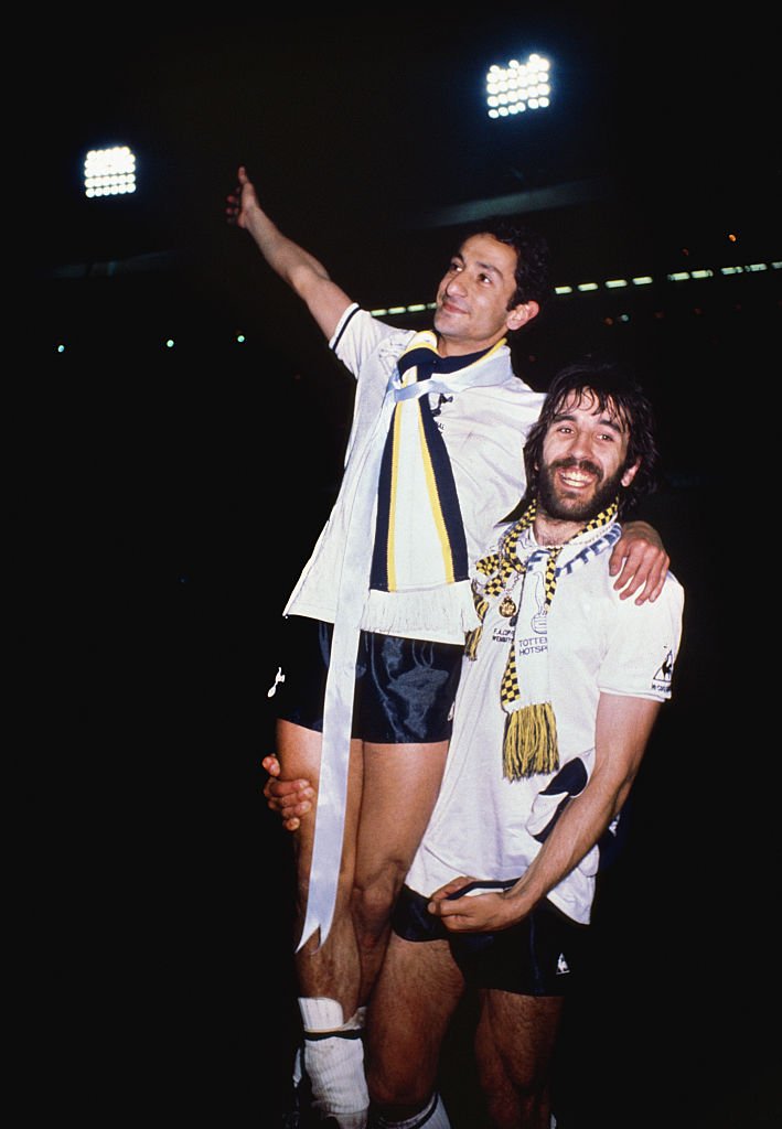 Ardiles y Villa celebrando el triunfo en la Copa FA de 1981.