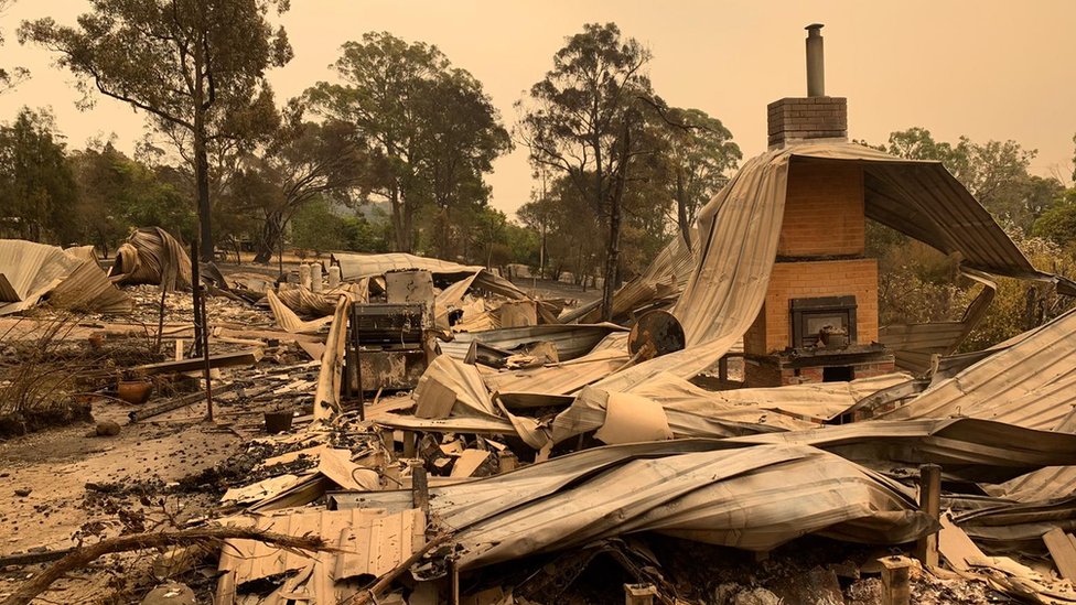 Скрученное рифленое железо и кирпичные стопки остались от дома, разрушенного пожаром в Маллакооте