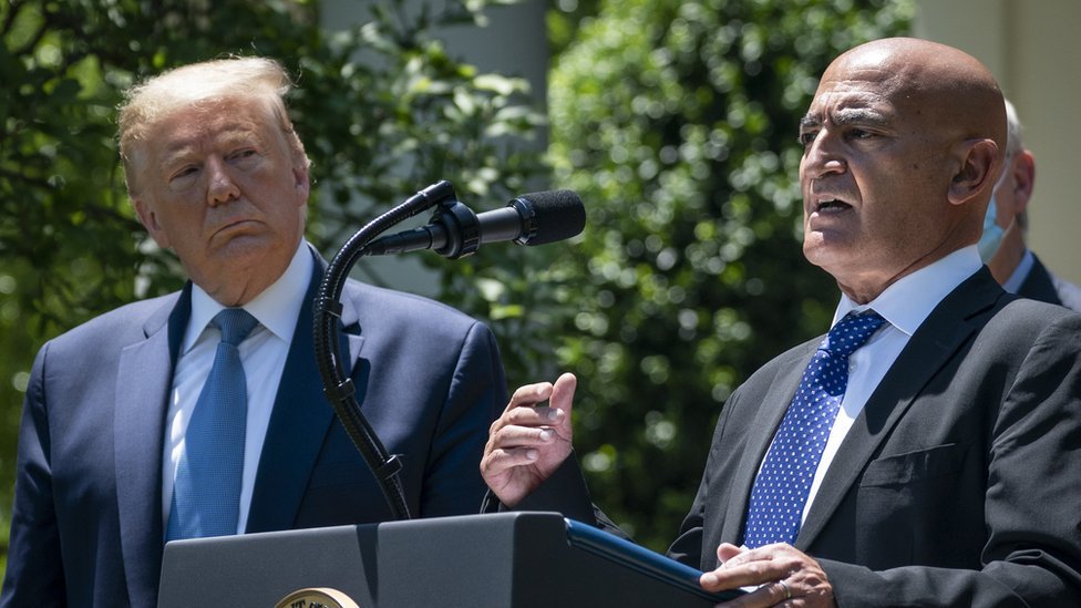 الرئيس دونالد ترامب يستمع بينما يتحدث منصف السلاوي في حديقة الورود بالبيت الأبيض في مايو/أيار 2020