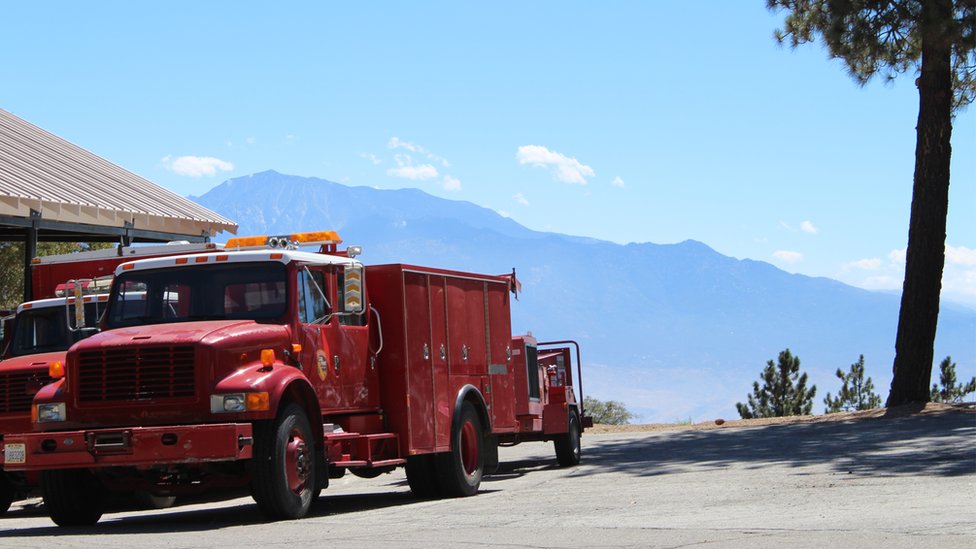 Пожарные машины на фоне горы