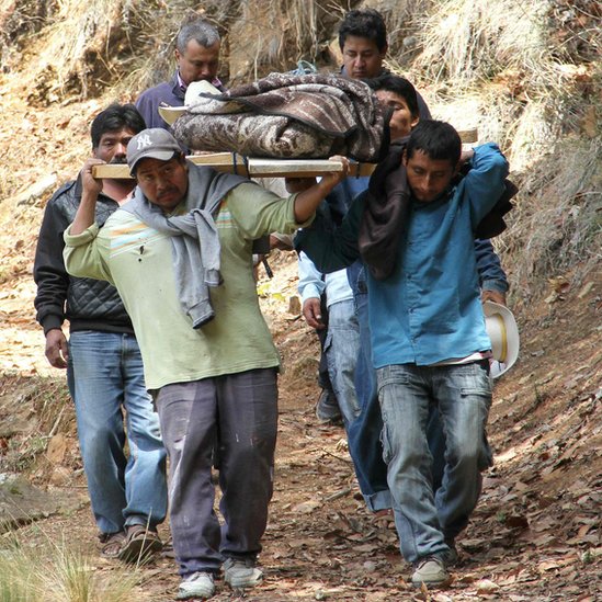 Enterro das vítimas de chacinas no México