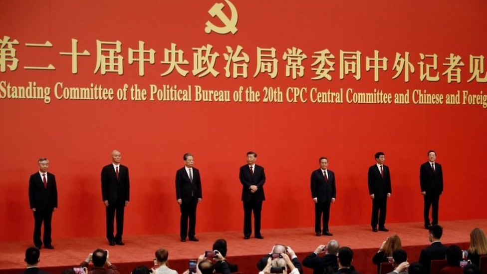 中共中央政治局常委亮相。
