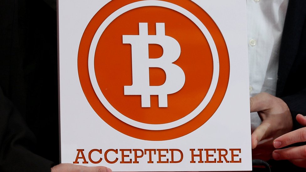 Letrero que dice "se aceptan bitcoin".