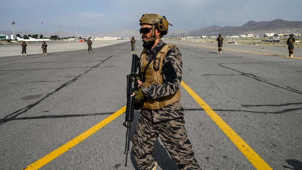 مقاتلو طالبان في مطار كابل