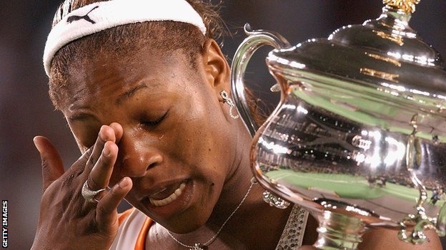 Serena Vilijams je preplavljena emocijama tokom svog pozdravnog govora nakon pobede na Australijan openu 2003.