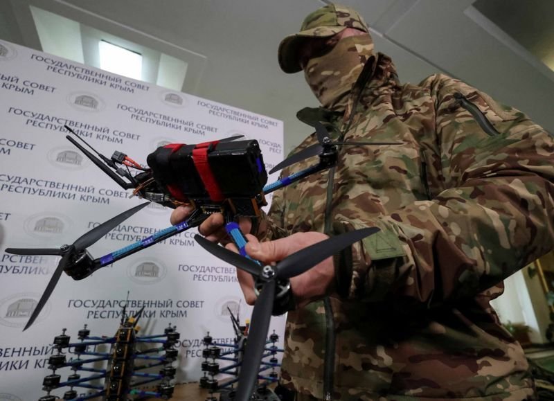 一名俄羅斯士兵手持四軸無人機操作