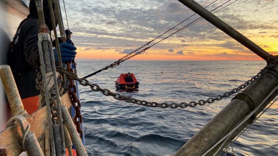 Obalska straža objavila je fotografiju spasavanja ribara