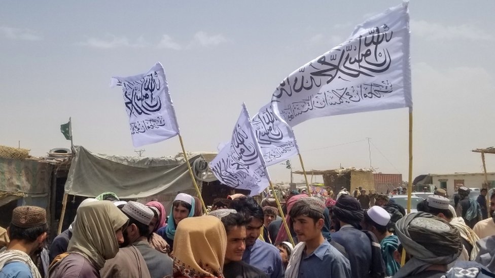 أعلام طالبان على الحدود مع باكستان.