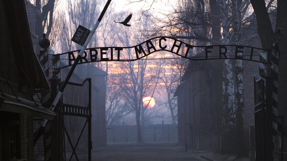Kristal sobrevivió al campo de concentración nazi de Auschwitz, en Polonia. Entrada al campo de concentración de Auschwitz