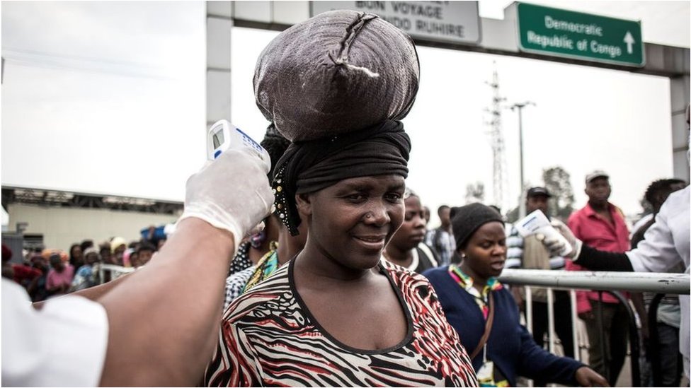 Seorang perempuan diperiksa suhu tubuhnya di pos pemeriksaan Ebola ketika dia memasuki Rwanda dari Kongo