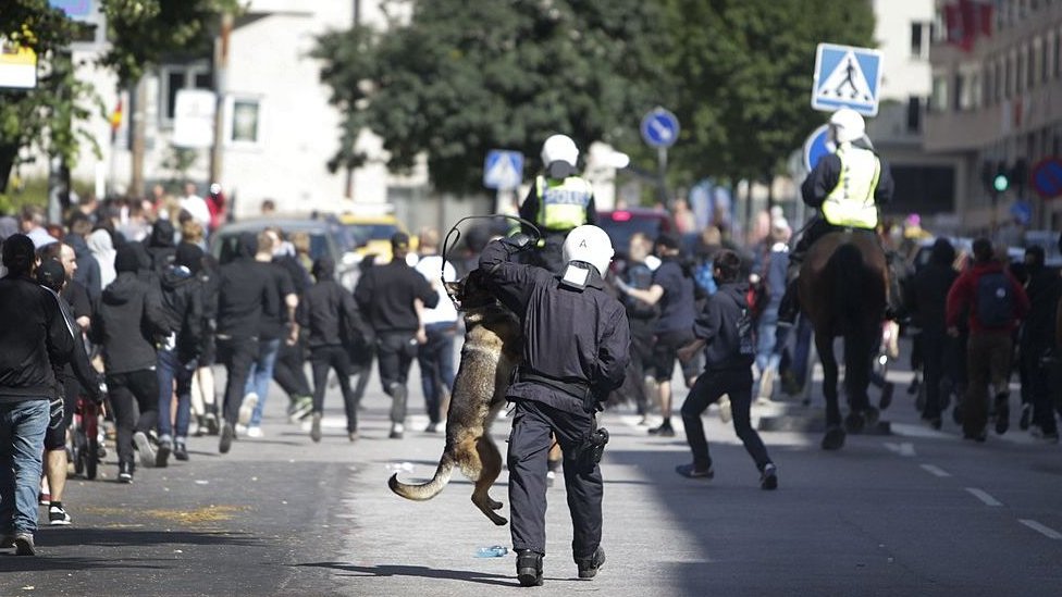 Grupos ultraderechistas protagonizaron manifestaciones violentas en Suecia en los últimos años. Antidisturbios suecos y manifestantes de ultraderecha se enfrentan en una manifestación en Estocolmo en una imagen de 2012.