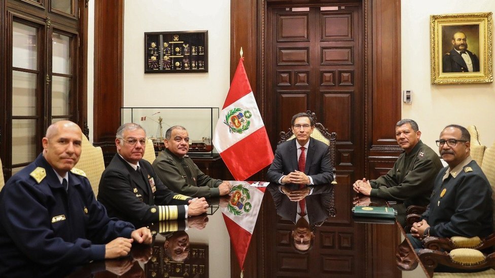 Vizcarra sostuvo una reunión en la noche del lunes con los representantes de las Fuerzas Armadas y la Policía, quienes le mostraron su respaldo.