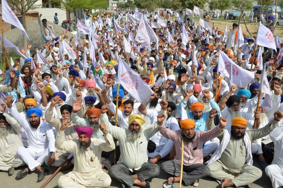 Индийские фермеры выкрикивают лозунги во время акции протеста против предполагаемой антифермерской политики, проводимой центральным правительством и правительством штата, в Амритсаре 30 марта 2019 г.