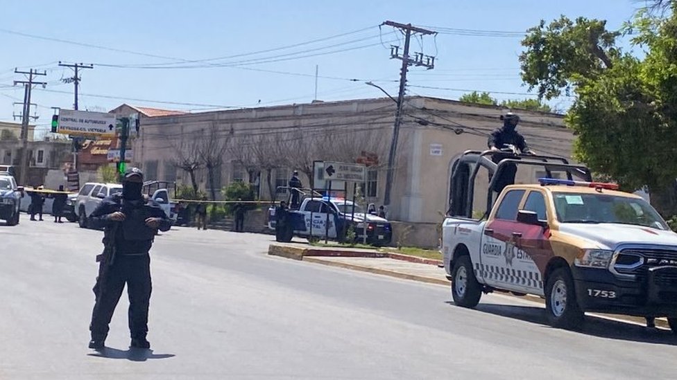 Policías custodian la escena del ataque a estadounidenses en Matamoros