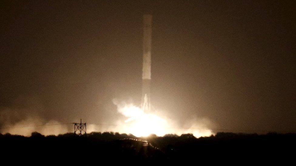 صاروخ إيلون ماسك فالكون 9 عند إطلاقه في الفضاء عام 2015
