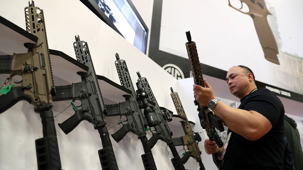 Exhibición de rifles en una convención de la NRA en 2018.