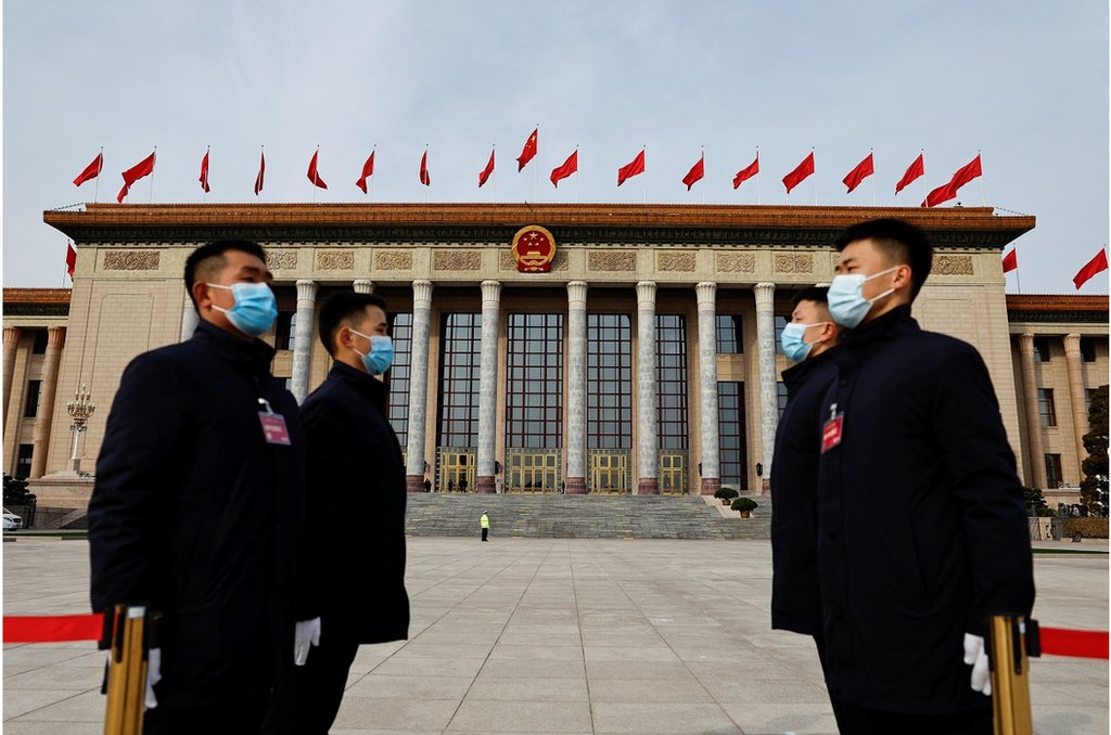 3月4日，中國人民政治協商會議開幕當天，安保人員在中國北京人民大會堂外站崗。