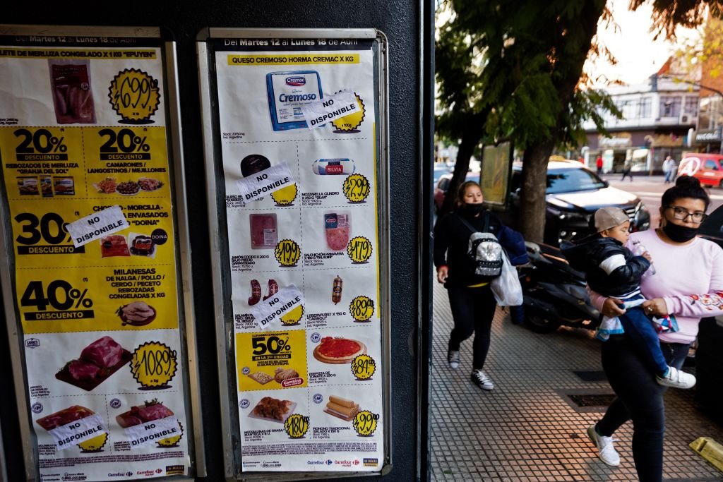 Cartel de ofertas en la puerta de un supermercado en Buenos Aires.