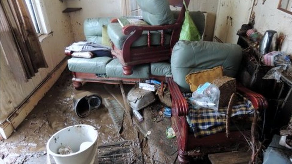 Шторм Ангус вызвал наводнение в домах в Маэстеге, Бридженд в субботу