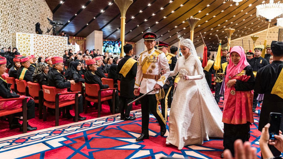 Princ Abdul Matin i Jang Mulia Aniša Rosnah hodaju ka oltaru