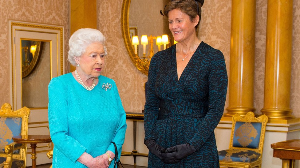 Королева с Барбарой Вудворд в октябре 2015 года