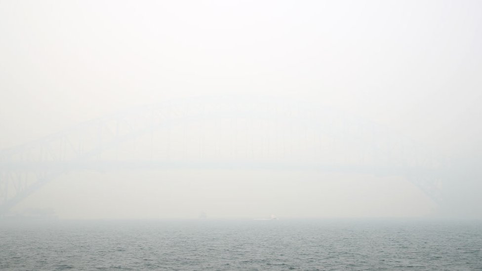 Сиднейский мост через гавань скрыт серым дымом