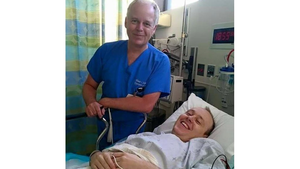 David recibió tratamiento en Los Ángeles con el doctor Wouter Schievink, el mismo que trató a George Clooney. El Dr Wouter Schievink, del centro Cedars-Sinai, en LA, con el paciente David Baldwin