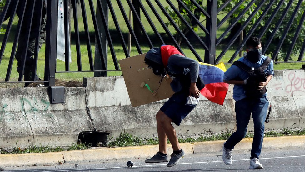 El joven que recibe el disparo corre antes de desplomarse. Manifestantes