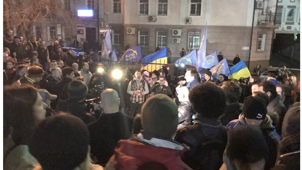 активисты у здания суда, где рассматривают дело Романа Насирова