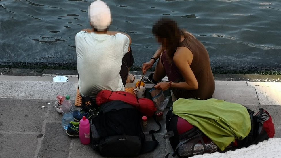 Туристы варят кофе на берегу реки