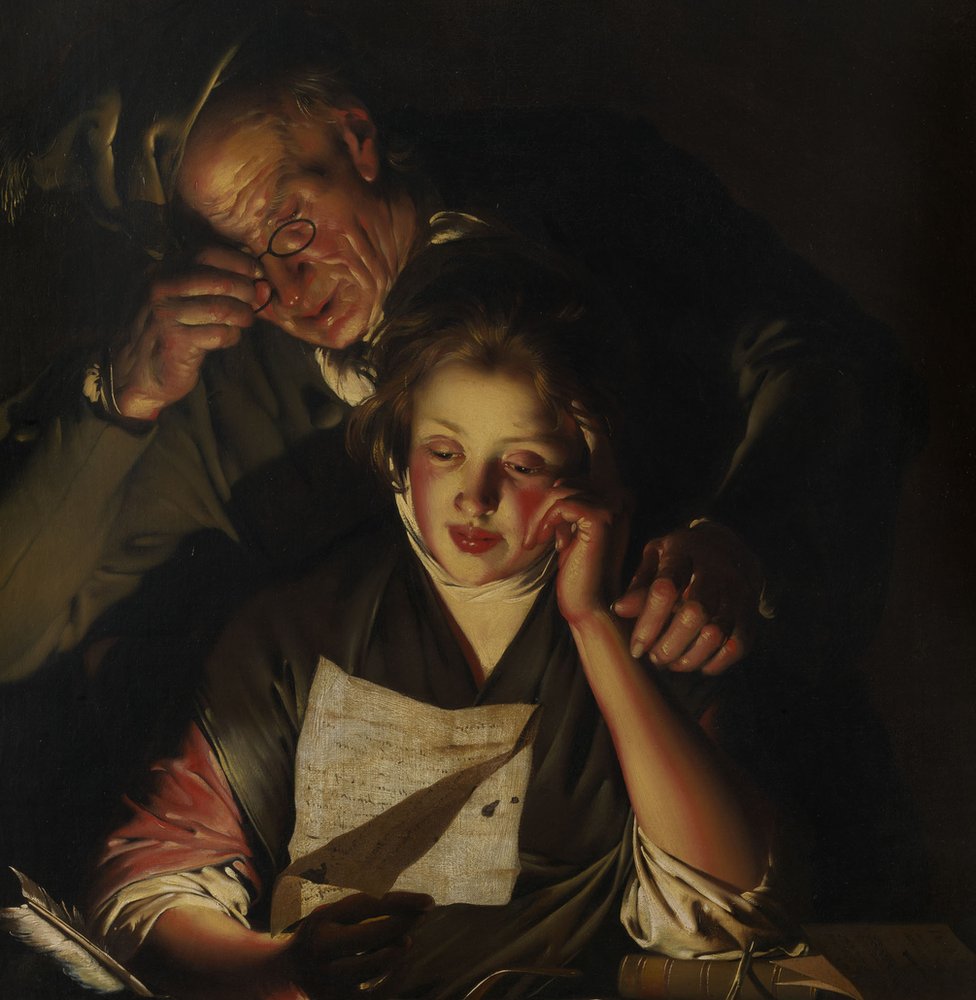 Девушка читает письмо со стариком, глядя через плечо