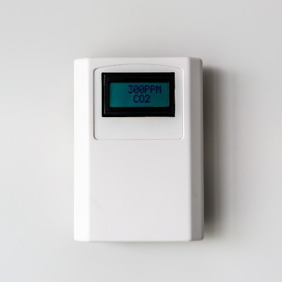 Monitor de CO2 en la pared de una habitación