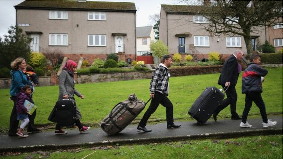 Семьи сирийских беженцев прибывают в свои новые дома на острове Бьют 4 декабря 2015 года в Ротсей, остров Бьют, Шотландия.