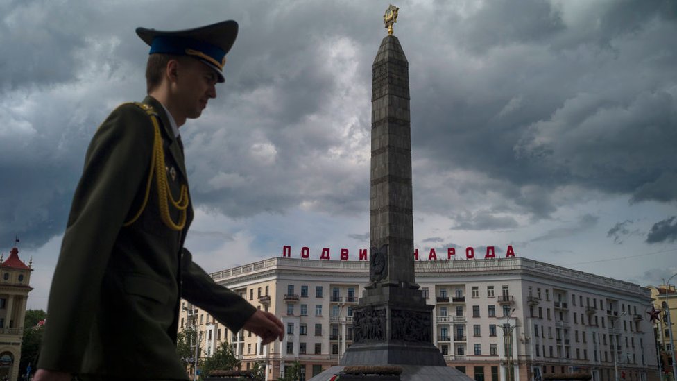 Un oficial bielorruso pasea ante el Monumento a la Victoria, en la Plaza de la Victoria de Minsk.