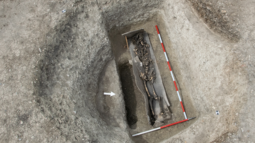 Esqueleto romano en un féretro de plomo.