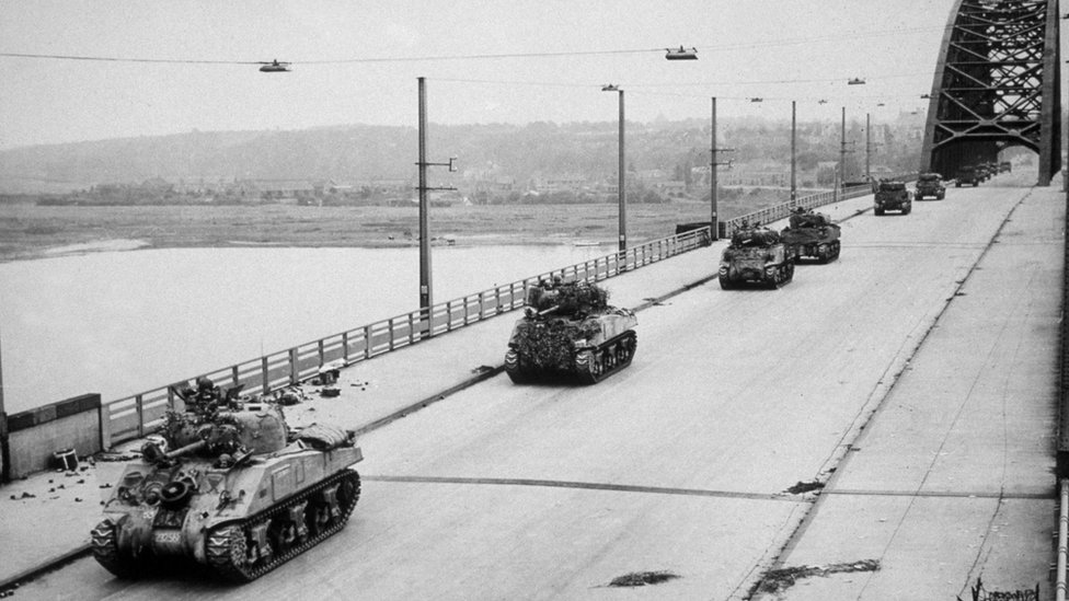 Танки союзников Sherman пересекают недавно захваченный мост в Неймегене в Голландии во время наступления в рамках операции Market Garden