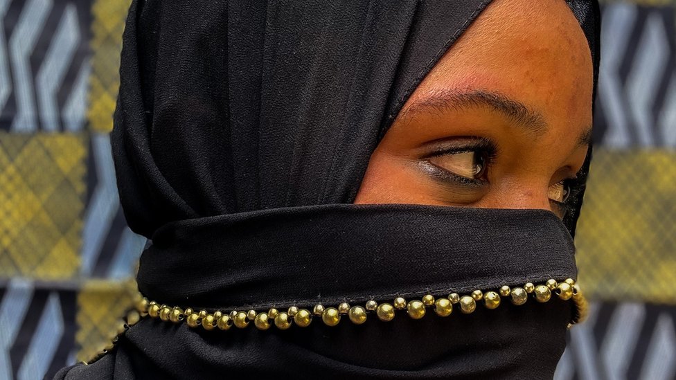 فاتو متردية غطاء للوجه