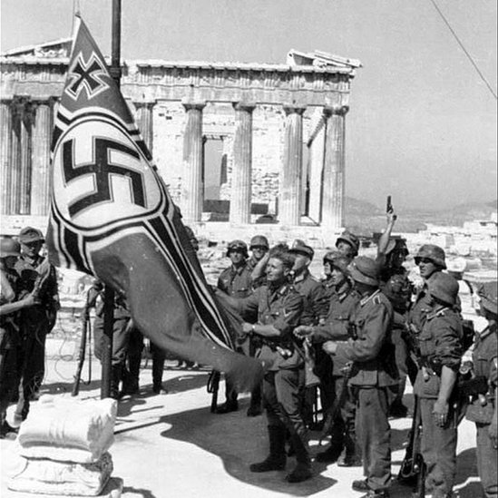 Nazis izando la bandera en el Acrópolis