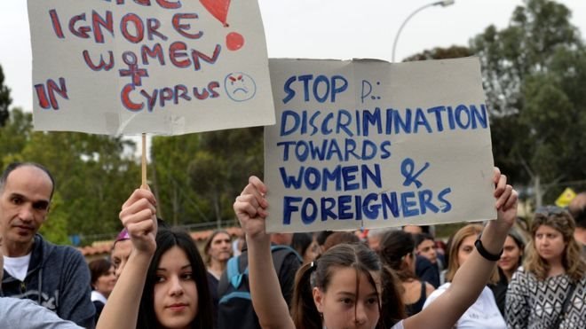 Yabancı kadınların ayrımcılığa uğradığını söyleyen protestocular