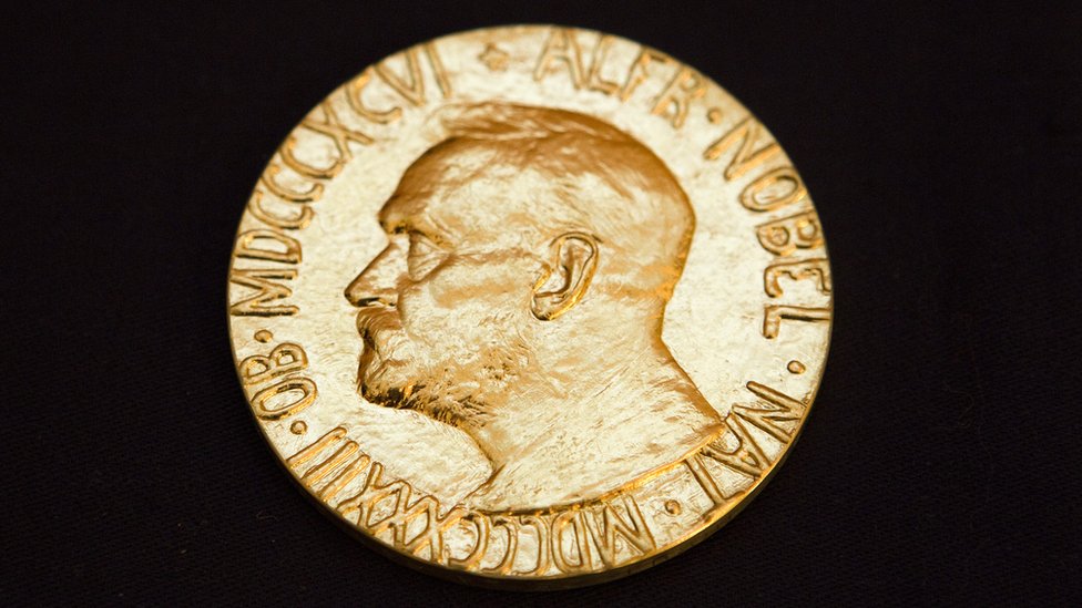 крупный план Нобелевской медали, врученной Лю Сябо в 2010 году