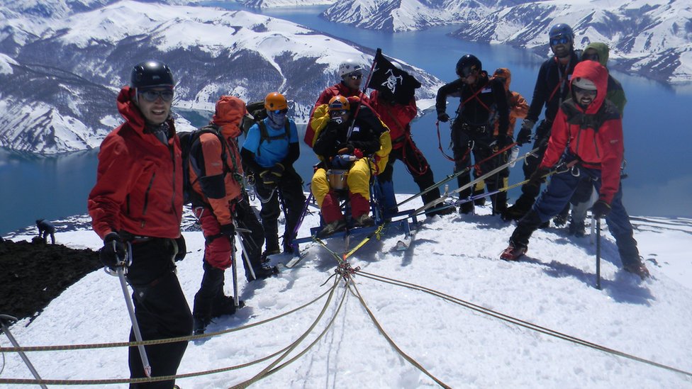 El 2 de octubre de 2011, Gabriel y sus amigos lograron llegar a la cumbre del volcán Antuco, ubicado a unos 600 kilómetros al sur de la ciudad de Santiago.