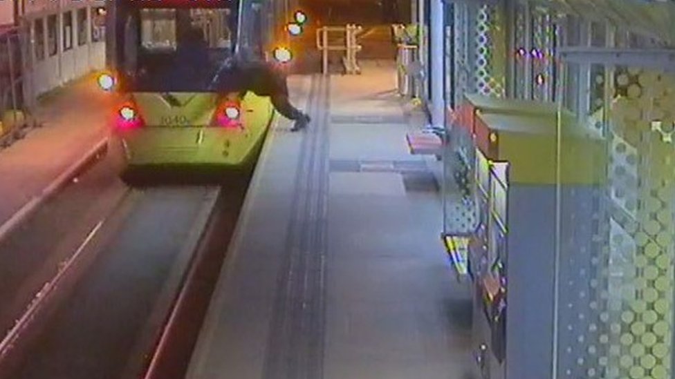 При движении трамвая человек падает на платформу