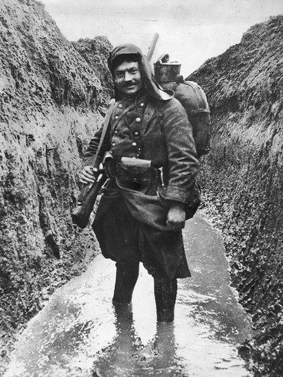 Soldado francés en una trinchera lodosa en 1916.