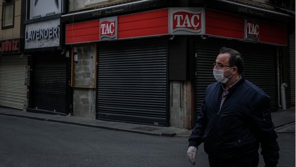 Un hombre con una mascarilla en Estambul