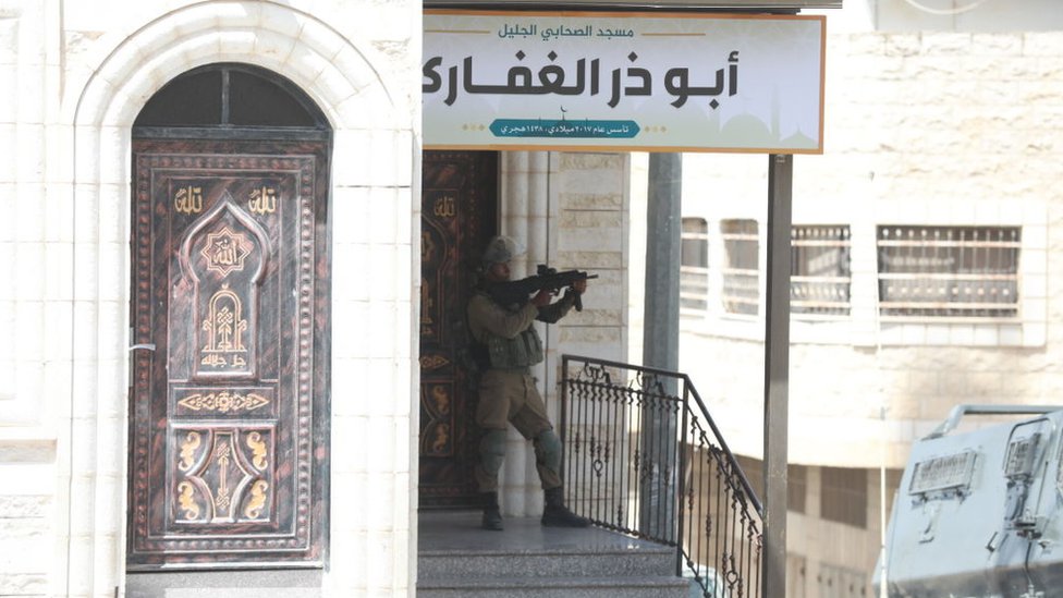 جندي اسرائيي يقف في مسجد في الضفة الغربية