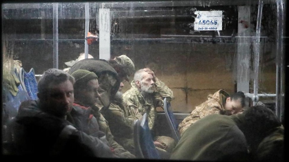 筋疲力盡的烏克蘭戰士投降後被大巴送往奧列尼夫卡監獄