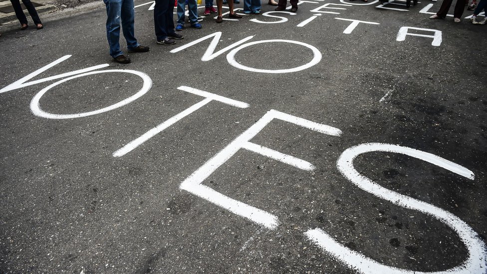 Pintura de No Votes en la calzada.